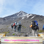Turismo avventura in Argentina (alpinismo): scalata alla cima del vulcano Lanín.