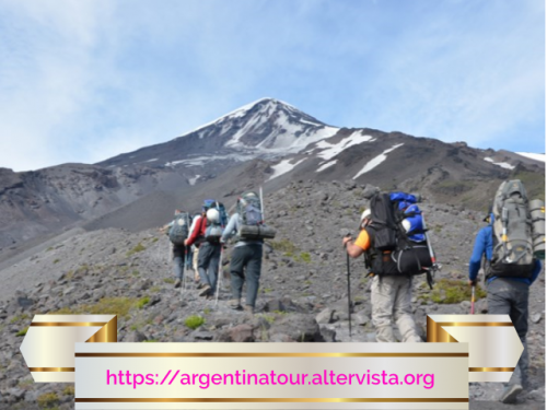 Turismo avventura in Argentina (alpinismo): scalata alla cima del vulcano Lanín.